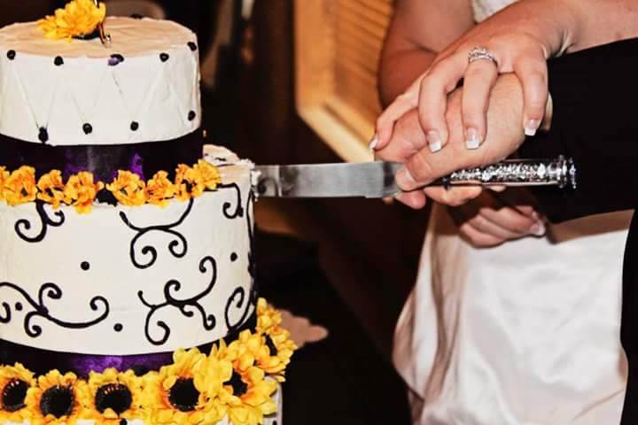 Wedding cake with sunflowers